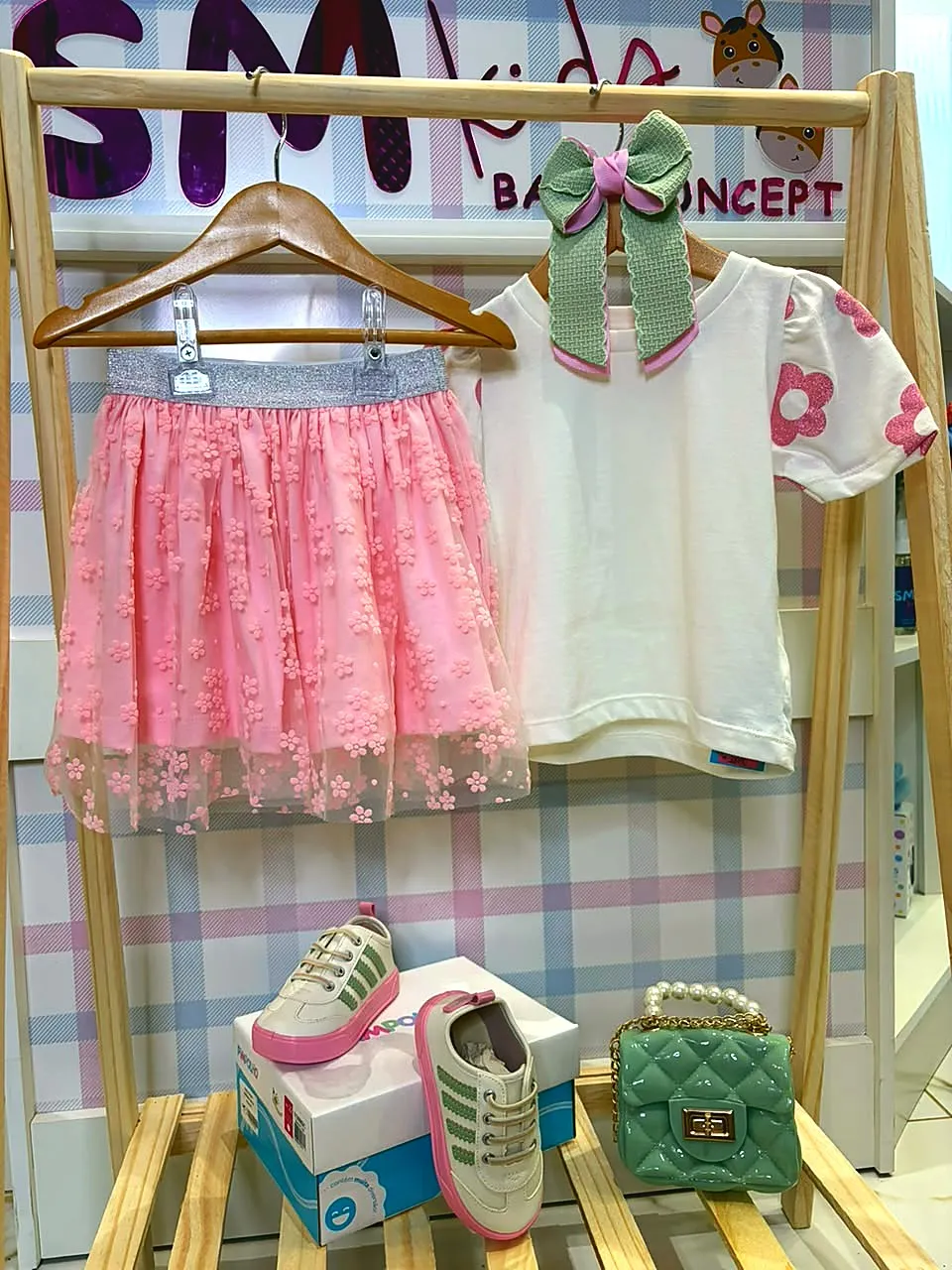 Look infantil feminino com tênis Pimpolho rosa e verde na SM Kids em Araçatuba