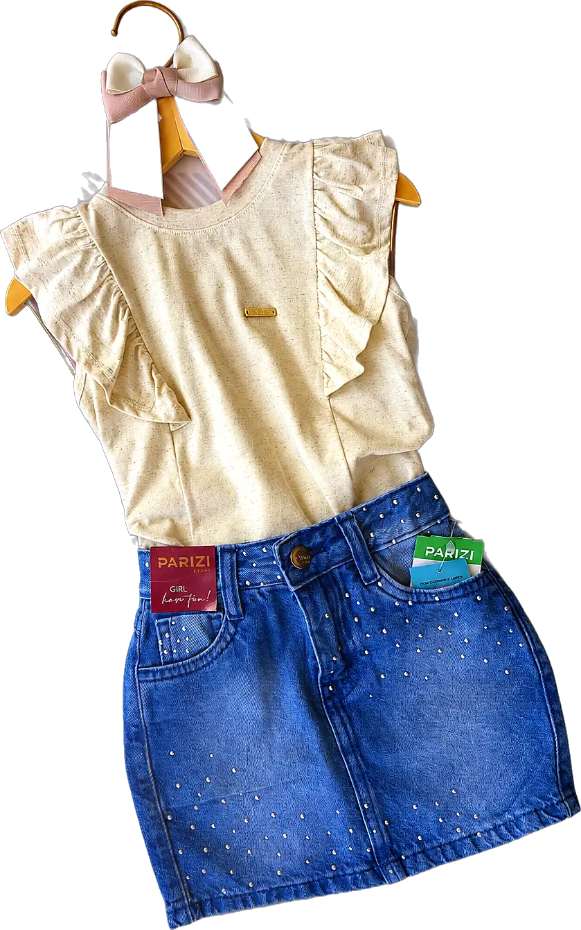 Look infantil feminino com blusa off-white de babado e saia jeans com brilho