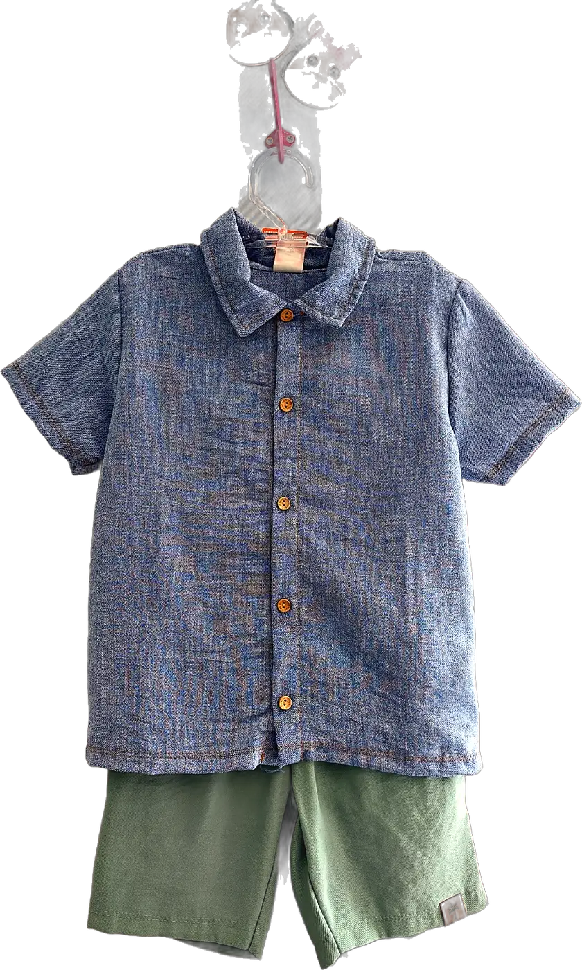 Look infantil masculino com camisa de linho azul e bermuda verde